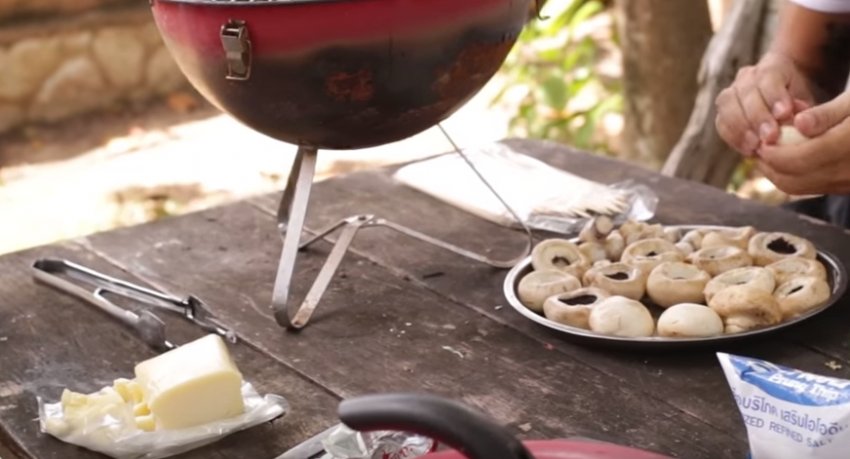 Как жарить грибы на мангале. Сколько жарить грибы на мангале. Шашлык из шампиньонов. Маринады для грибов на мангале.
