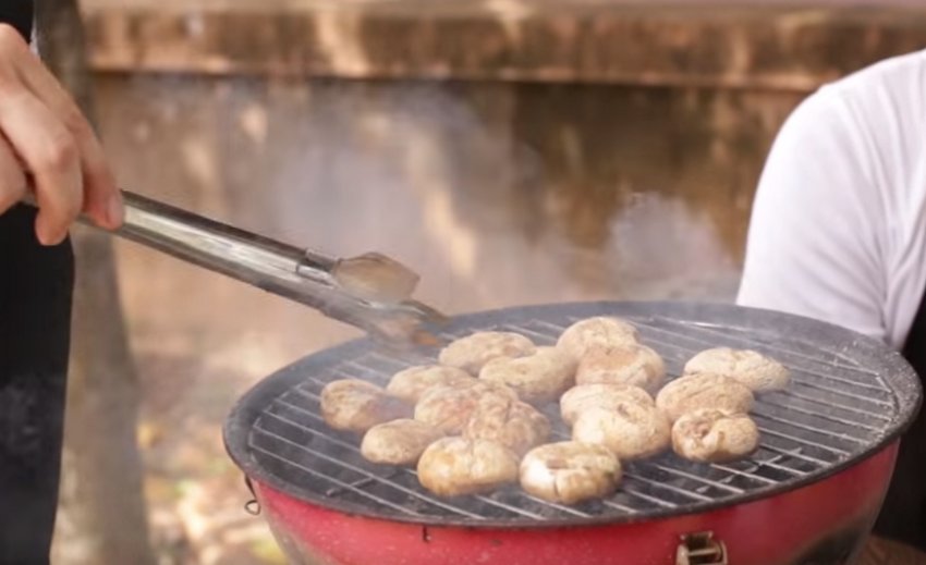 Как жарить грибы на мангале. Сколько жарить грибы на мангале. Шашлык из шампиньонов. Маринады для грибов на мангале.