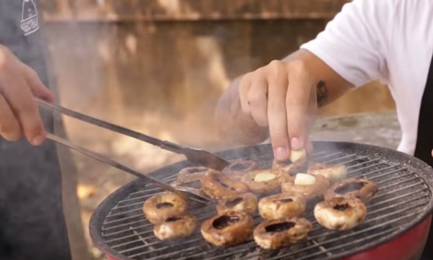 Как жарить грибы на мангале. Сколько жарить грибы на мангале. Шашлык из шампиньонов. Маринады для грибов на мангале.