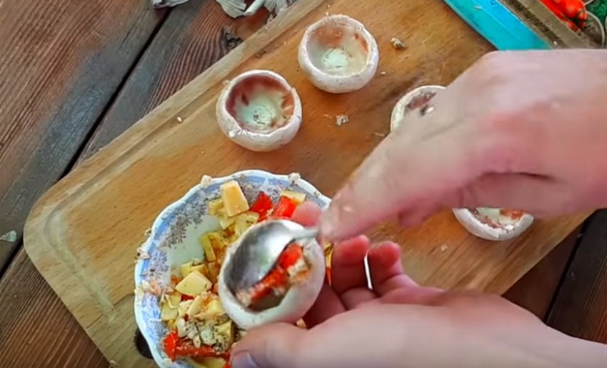 Как жарить грибы на мангале. Сколько жарить грибы на мангале. Шашлык из шампиньонов. Маринады для грибов на мангале.