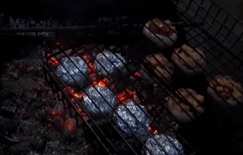 Как жарить грибы на мангале. Сколько жарить грибы на мангале. Шашлык из шампиньонов. Маринады для грибов на мангале.