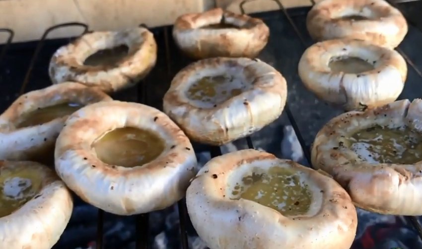 Как жарить грибы на мангале. Сколько жарить грибы на мангале. Шашлык из шампиньонов. Маринады для грибов на мангале.