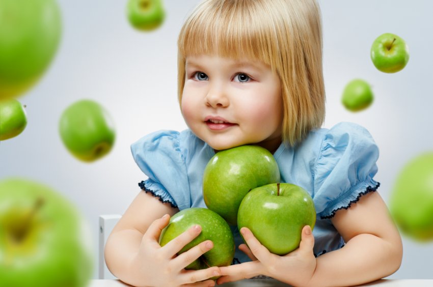 Девочка с зелёными яблоками