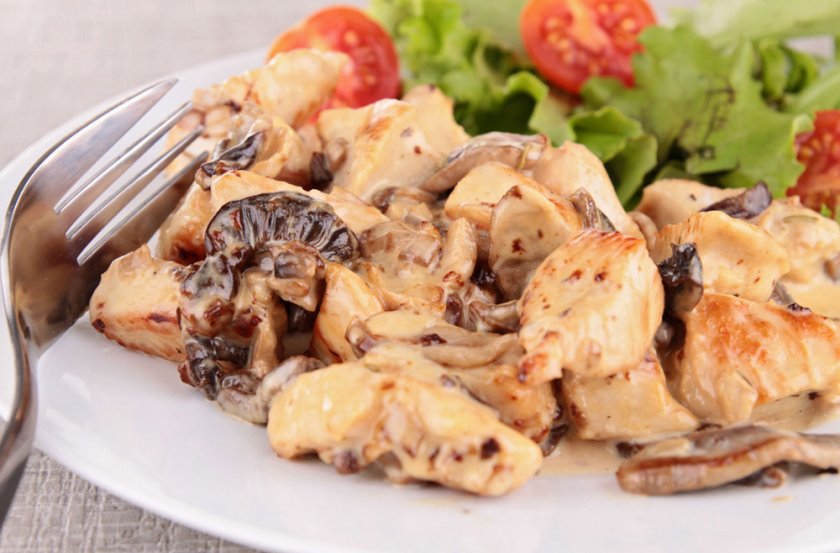 Куриное филе с шампиньонами в сметанном соусе Куриное филе с шампиньонами в сметанном соусе
