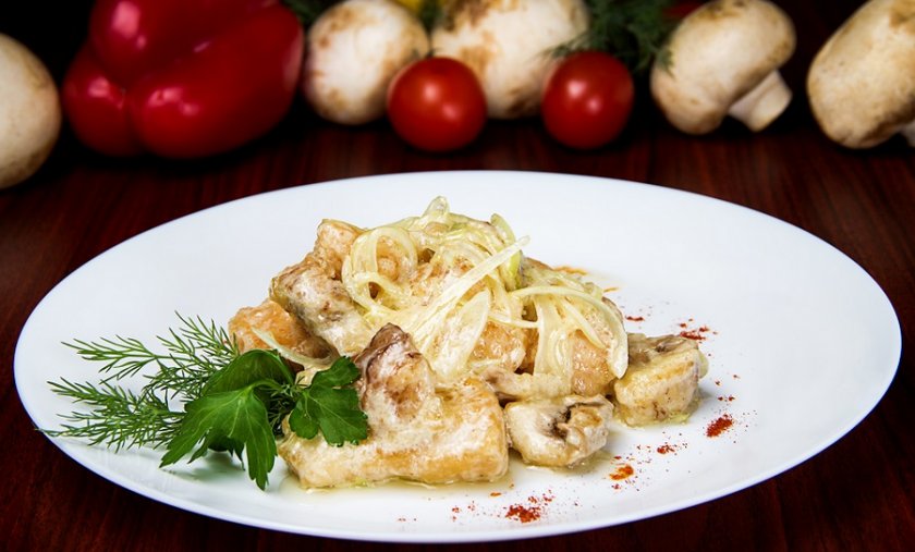 Куриное филе с шампиньонами в сметанном соусе Куриное филе с шампиньонами в сметанном соусе