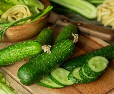 Прохолодна погода в Україні провокує підвищення цін на огірки