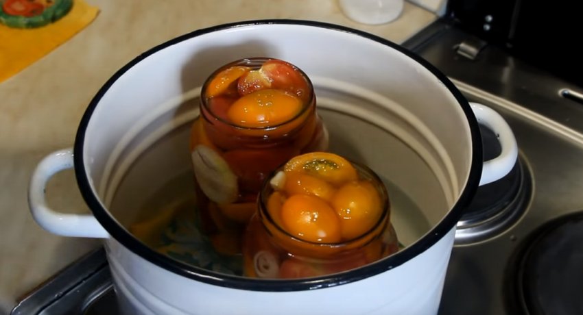 Банки в каструлі Банки в каструлі