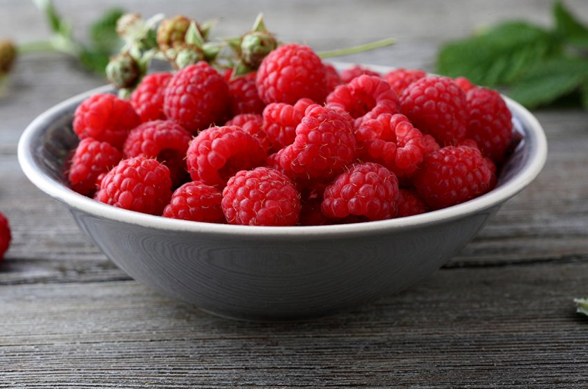 Рясні опади змусили російську малину істотно подорожчати