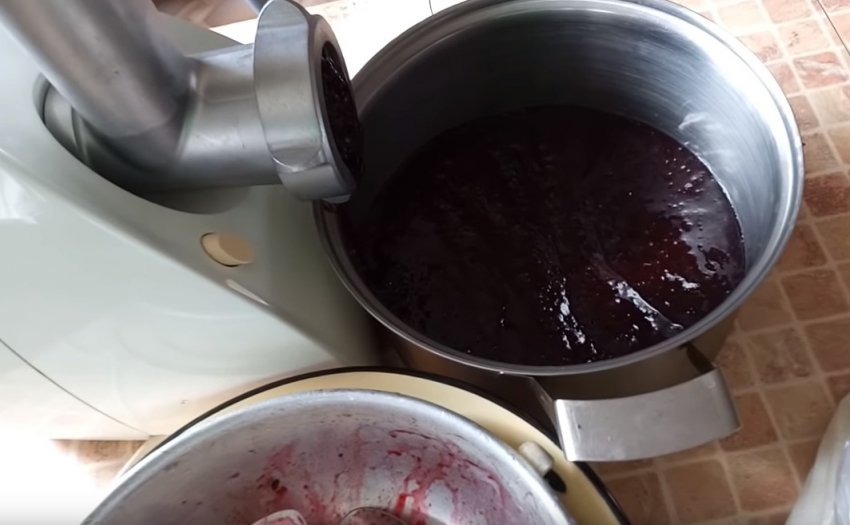 Можно ли варить варенье из замороженных ягод смородины. . Можно ли варить варенье из замороженных ягод смородины фото. Можно ли варить варенье из замороженных ягод смородины-. картинка Можно ли варить варенье из замороженных ягод смородины. картинка . Вкусное и полезное варенье любит каждый. Приготовить лакомство для своих любимых домочадцев – это еще и психологическое наслаждение. Варенье из смородины особенно любят дети. А сварить лакомство можно из свежих плодов и из замороженных.