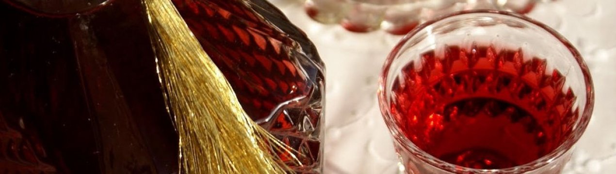 Кизилова настоянка на горілці, спирті та їх суміші: рецепти, зберігання