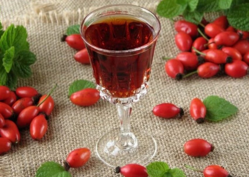 Настоянка з шипшини с яблоком