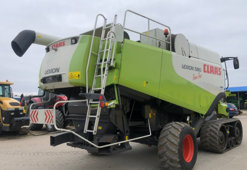 На поле у Львівській області загорівся комбайн На поле у Львівській області загорівся комбайн