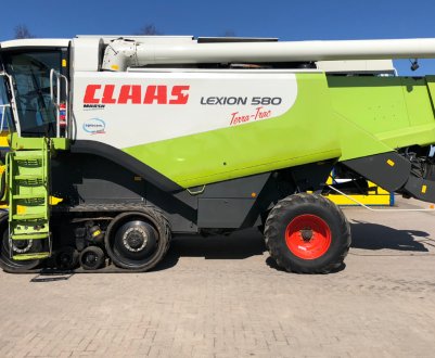 На полі у Львівській області загорівся комбайн