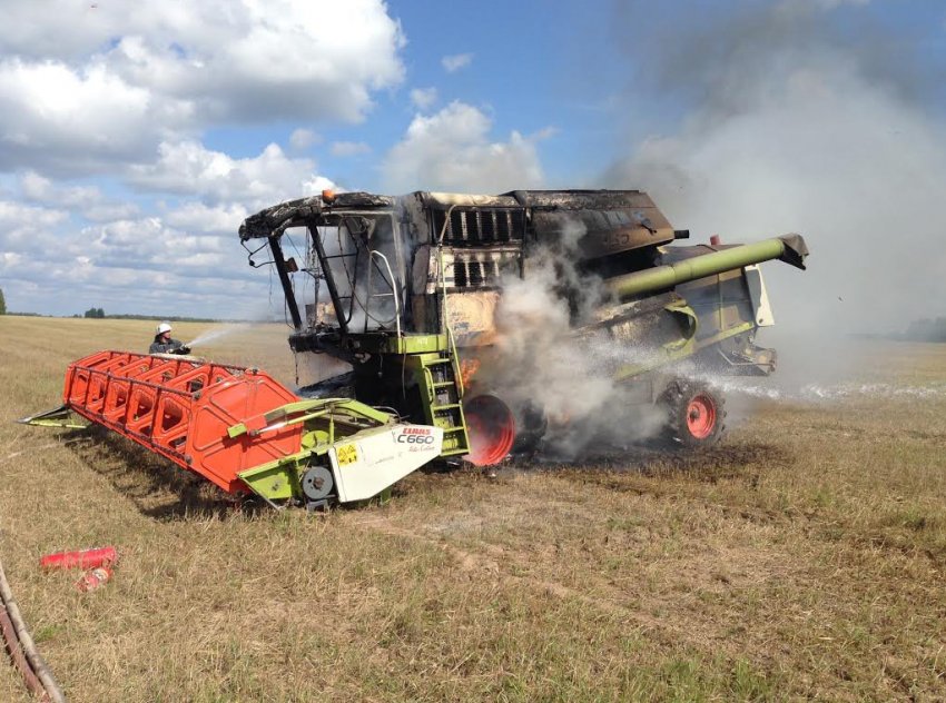 В Житомирській області на полі згорів комбайн В Житомирській області на полі згорів комбайн