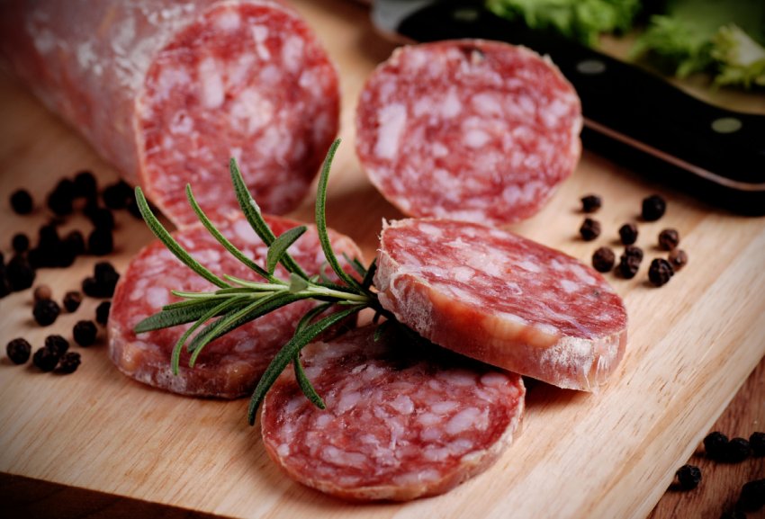 В Сибіру приготували гігантську ковбасу з 60 кг яловичини і 50 кг свинини В Сибіру приготували гігантську ковбасу з 60 кг яловичини і 50 кг свинини