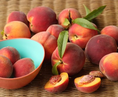 Перший урожай персиків зібрали на Волині