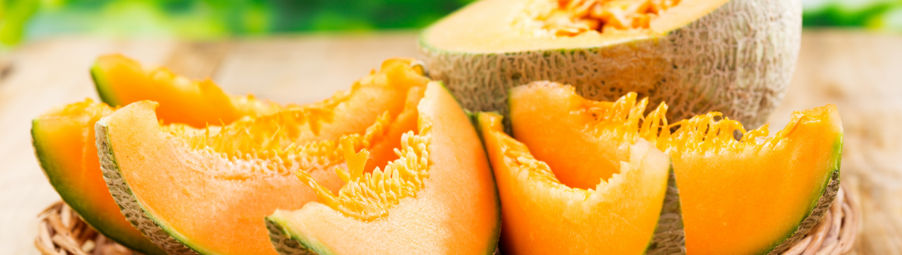 Японські аграрії роблять унікальним диням масаж і захищають їх шапочками від сонця