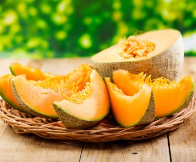 Японські аграрії роблять унікальним диням масаж і захищають їх шапочками від сонця