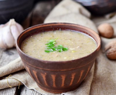 Смачний суп харчо з волоськими горіхами