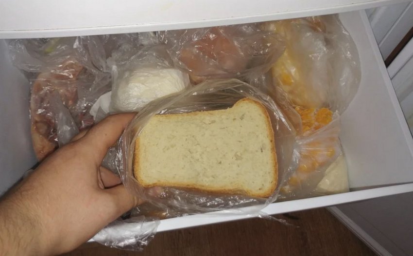 Заморозка хлеба. Замороженный хлеб в морозилке. Заморозка хлеба в морозилке. Хлеб в пакете в холодильнике. Кусочек хлеба, полиэтиленовый пакет.