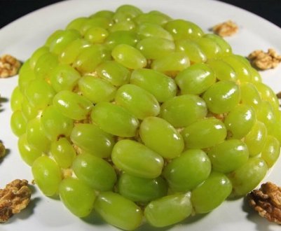 Приготування салату "Тіффані" з виноградом і волоськими горіхами