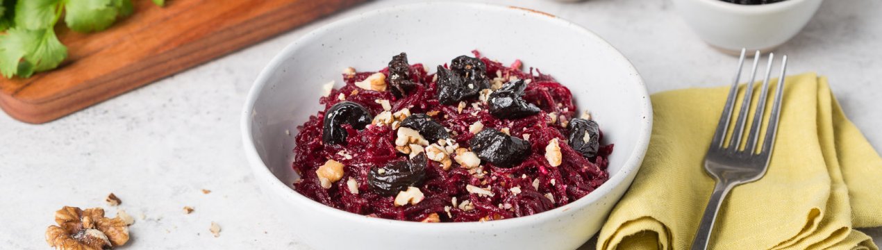 Рецепт салату з буряка з чорносливом, волоським горіхом і сиром