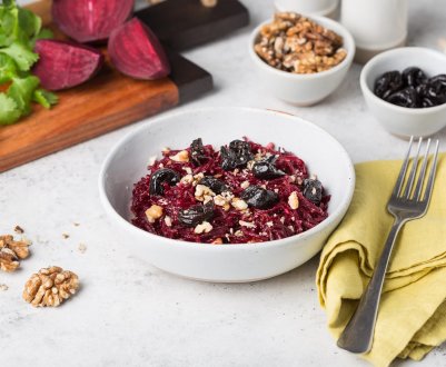 Рецепт салату з буряка з чорносливом, волоським горіхом і сиром