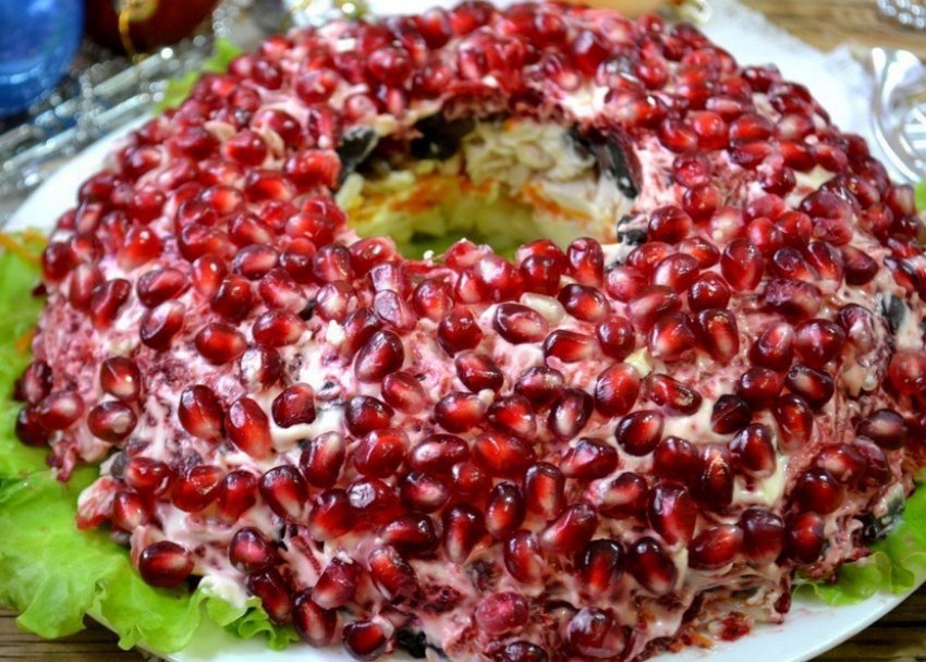 Салат «Гранатовий браслет» з куркою