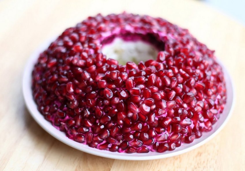 Салат «Гранатовий браслет» із буряком