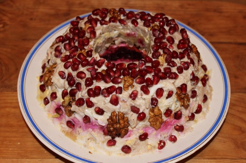 Салат «Гранатовий браслет» з горіхами