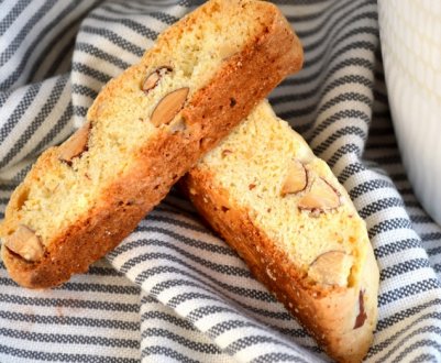 Приготування біскотті з мигдалем