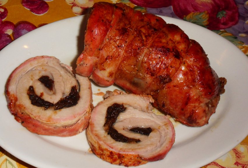 Рулетики зі свинини з чорносливом і волоським горіхом