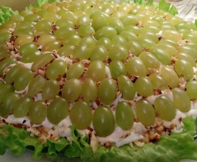 Приготування салату з виноградом, куркою та волоськими горіхами