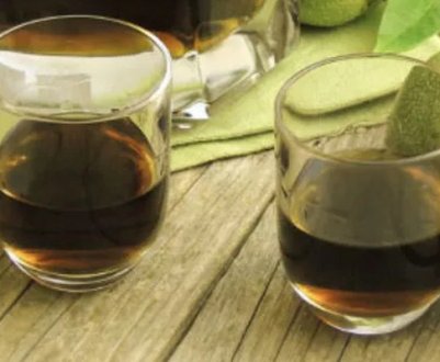 Як приготувати лікер із зелених волоських горіхів на горілці