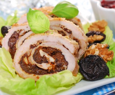 Рецепт курячого рулету з чорносливом і волоським горіхом