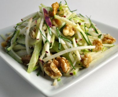 Приготування салату з волоськими горіхами