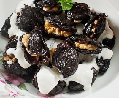Рецепт десерту з чорносливу та волоських горіхів у сметані