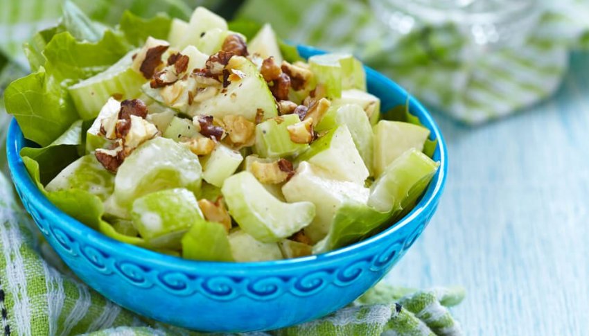 Салат з яблуками і селерою Салат з яблуками і селерою