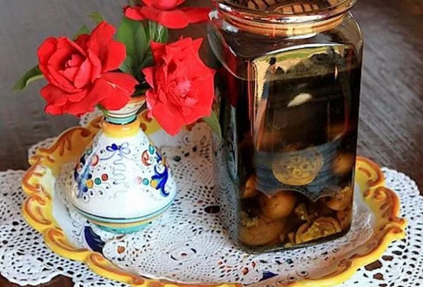 Настоянка на самогоніи грецких орехах Настоянка на самогоніи грецких орехах