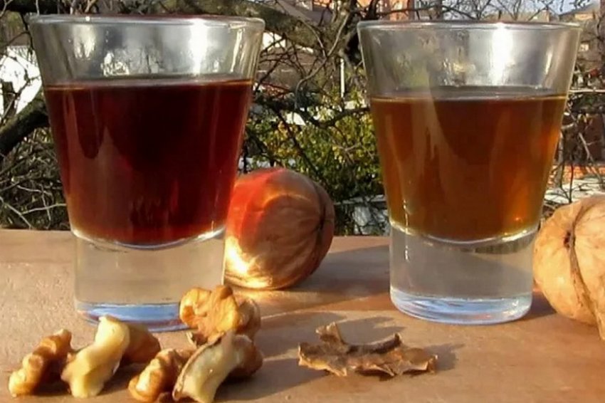 Настоянка на самогоніи грецких орехах Настоянка на самогоніи грецких орехах