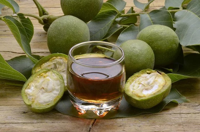 Самогон на молодих волоських горіхах із медом Самогон на молодих волоських горіхах із медом