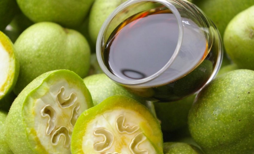 Самогон на молодих волоських горіхах із медом Самогон на молодих волоських горіхах із медом