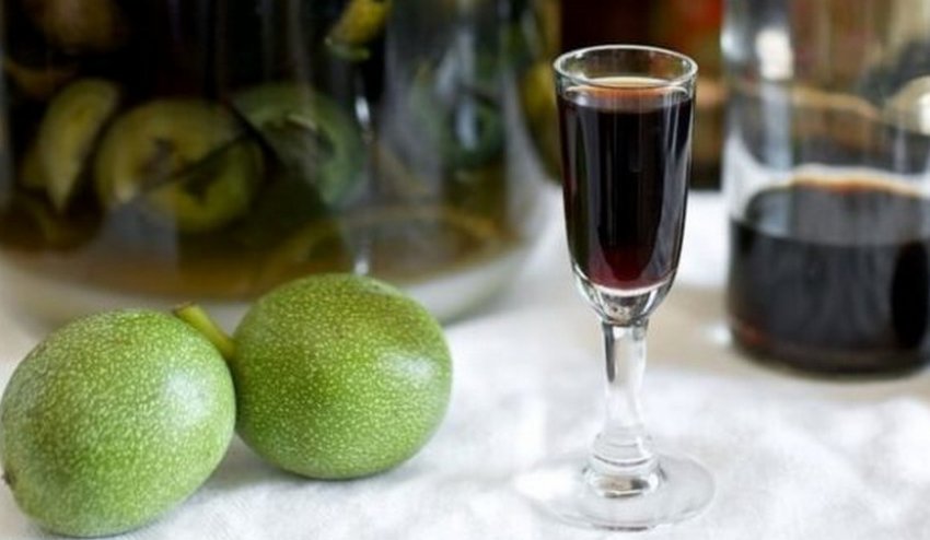 Самогон на молодих зелених плодах горіха Самогон на молодих зелених плодах горіха