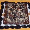 Шоколадний пиріг з чорносливом і грецькими горіхами