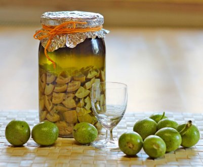 Застосування настоянки на зелених волоських горіхах при хворобах щитовидної залози