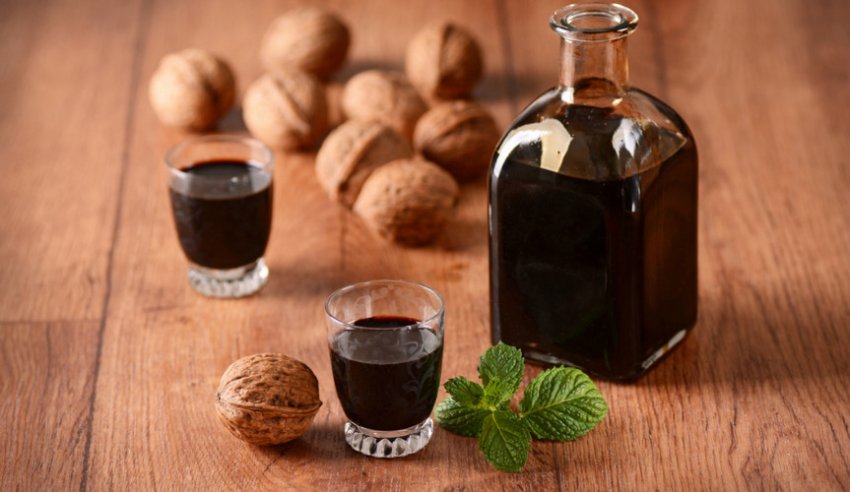 Настоянка зі шкаралупи волоського горіха