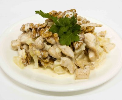 Салат із куркою, грибами та волоськими горіхами: рецепт приготування