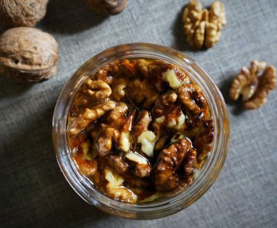 Замочування волоських горіхів