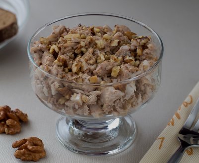 Салати з волоськими горіхами та куркою