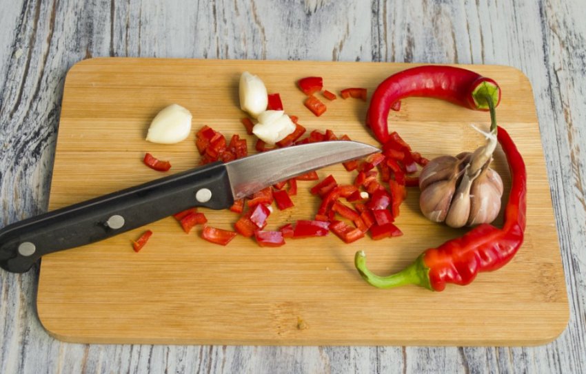 курица с болгарским перцем и кешью. 114179.pwuml0.850. курица с болгарским перцем и кешью фото. курица с болгарским перцем и кешью-114179.pwuml0.850. картинка курица с болгарским перцем и кешью. картинка 114179.pwuml0.850. Курица с кешью, об этом блюде мне рассказал один знакомый китаец. Я живу в Благовещенске на границе с Китаем. Прямо через Амур напротив нашего города расположен китайский город ХэйХэ и мы часто проводим там выходные, да и в самом Благовещенске китайских ресторанов больше чем всех других вместе взятых. Поэтому я буду часто рассказывать о блюдах китайской кухни у себя на блоге.
